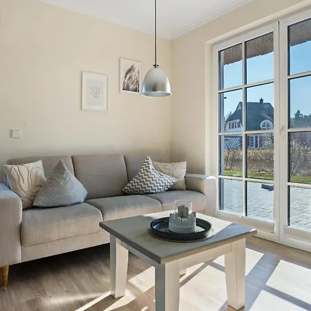 Idyllisches Reethaus In Strandnaehe Fuhlendorf